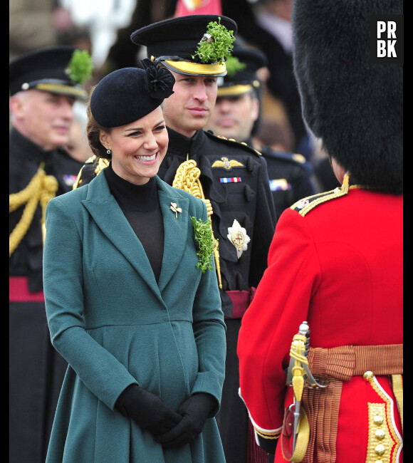 Kate Middleton, prise d'un fou rire pendant la cérémonie officielle de la Saint Patrick le 17 mars 2013 à Londres