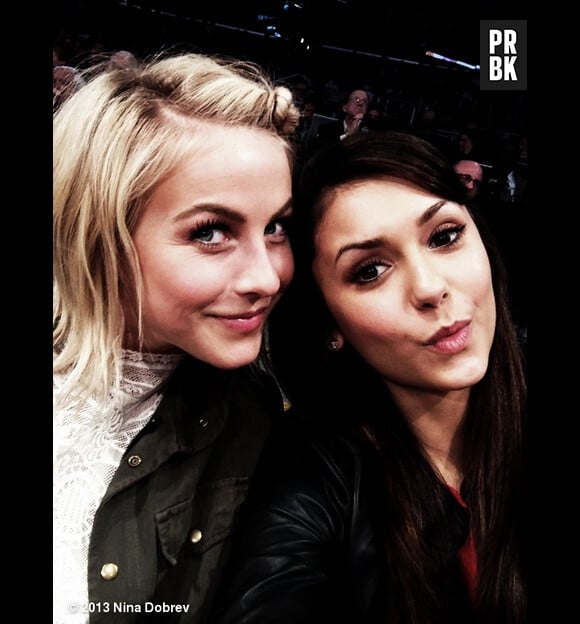 Nina Dobrev et son amie Julianne Hough le 17 mars 2013 au match des Lakers