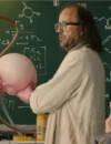 Les élèves souvent victimes des expériences du prof de chimie dans la comédie Les Profs