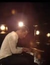 Emmanuel Moire, au piano pour la clip de sa balade électro pop Beau Malheur