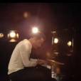 Emmanuel Moire, au piano pour la clip de sa balade électro pop Beau Malheur