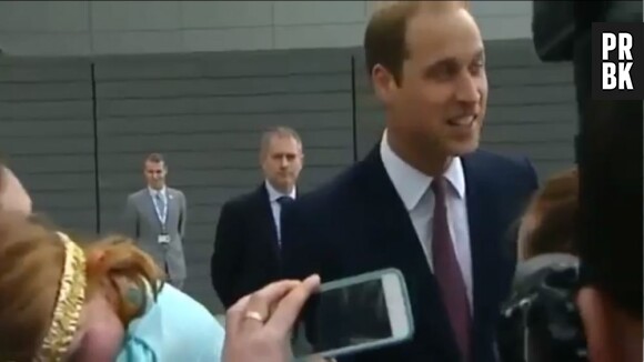 "Les filles réagissent souvent comme ça", ironise le Prince William après une tentative de bisou ratée