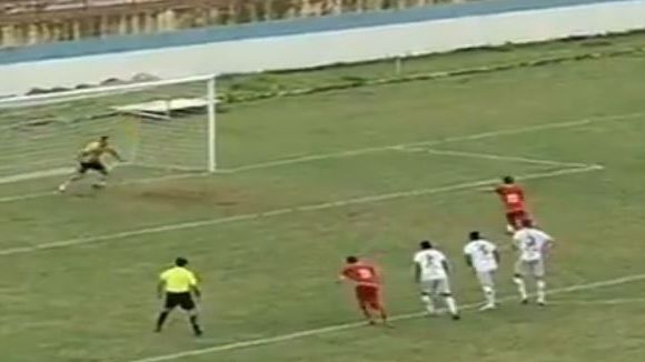 Découvrez le PIRE penalty de l'année : ce brésilien a deux pieds gauches
