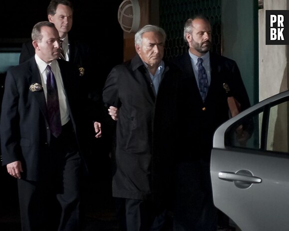 Dominique Straus-Kahn, escorté par des policiers le 15 mai 2011 à New-York peu après son arrestation à l'aéroport