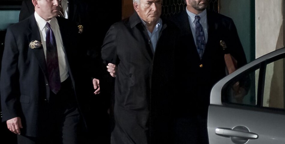 Dominique Straus-Kahn, escorté par des policiers le 15 mai 2011 à New-York peu après son arrestation à l&#039;aéroport