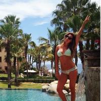 Ashley Tisdale nous nargue : corps parfait et grand soleil