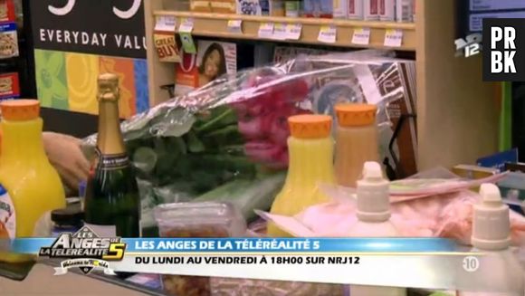 Geoffrey offre un bouquet de roses à Capucine dans les Anges de la télé-réalité 5