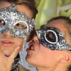 Indra : It's On You, le clip cheap ambiance échangiste avec un sosie de FX