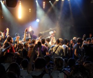 Tout le public sur scène pour le concert de 1995 au Trabendo pour So Music le 10 juin 2013