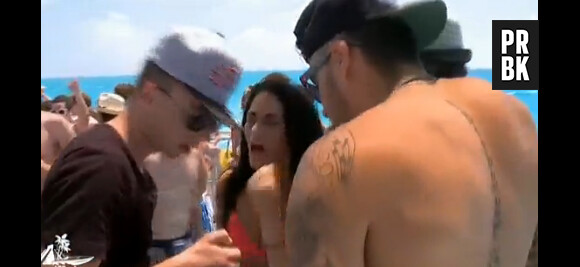 Concours de French Kiss entre Kelly et Alexandre dans Les Marseillais à Cancun