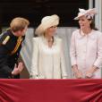 Kate Middleton s'amuse avec le Prince Harry pendant la parade "Trooping the Colour" 2013
