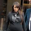 Kim Kardashian sur le point de faire péter sa robe à New York le 24 avril 2013.
