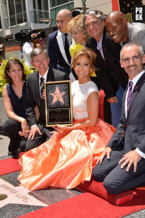 Jennifer Lopez sur le Walk of Fame, reçoit son étoile jeudi 20 juin 2013.