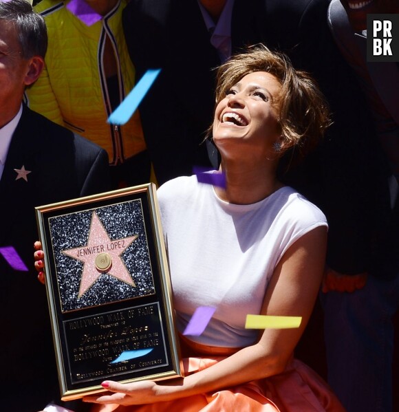 Jennifer Lopez plus heureuse que jamais en recevant son étoile sur le Walk of Fame jeudi 20 juin 2013.