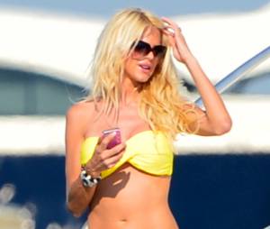Victoria Silvstedt en bikini jaune sur un yacht à Saint-Tropez