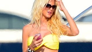 Victoria Silvstedt : tout petit bikini jaune à Saint-Tropez