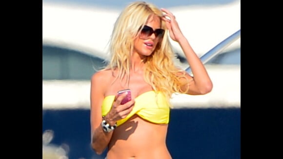 Victoria Silvstedt : tout petit bikini jaune à Saint-Tropez