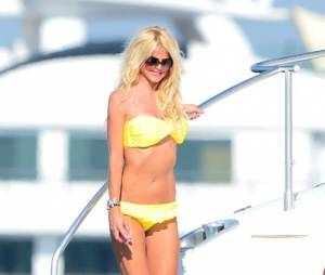 Victoria Silvstedt en bikini jaune sur un yacht à Saint-Tropez