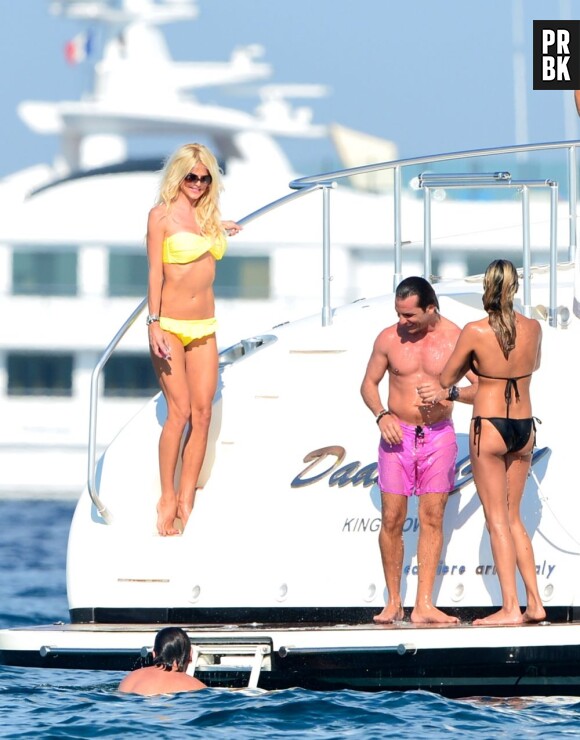 Victoria Silvstedt en bikini jaune sur un yacht à Saint-Tropez