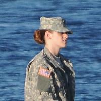 Kristen Stewart en militaire sur le tournage de Camp X-Ray
