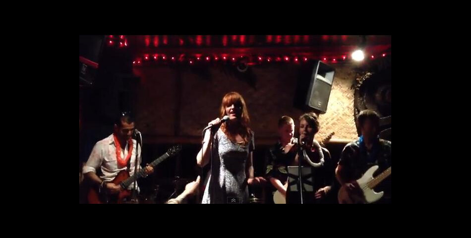 Ivre, Florence Welch de Florence and the Machine reprend &quot;Get Lucky&quot;.