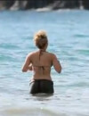Shakira : la chanteuse en string sur la plage pendant ses vacances avec Gérard Piqué