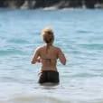 Shakira : la chanteuse en string sur la plage pendant ses vacances avec Gérard Piqué