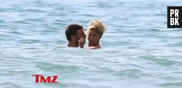Shakira passe du bon temps avec Gérard Piqué à Hawai