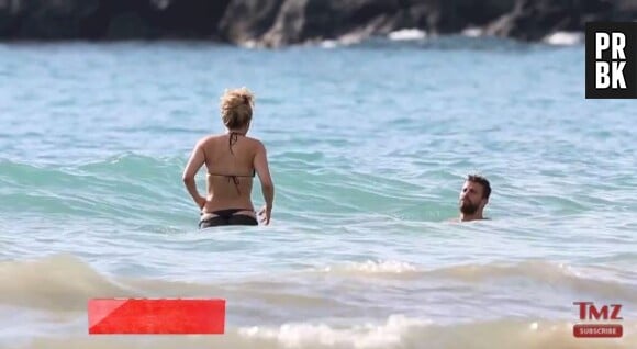 Shakira en string à la plage avec Gerard Piqué