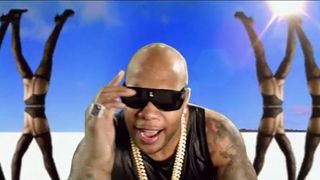 Flo Rida ft. Pitbull : Can't believe it, le clip au paradis des fesses