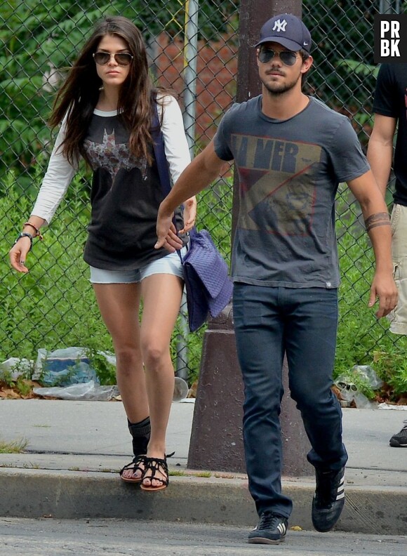 Taylor Lautner et Marie Avgeropoulos dans le quartier de Soho à NY, le 29 juillet 2013