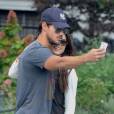 Taylor Lautner et Marie Avgeropoulos se prennent en photo, le 29 juillet 2013 à NY