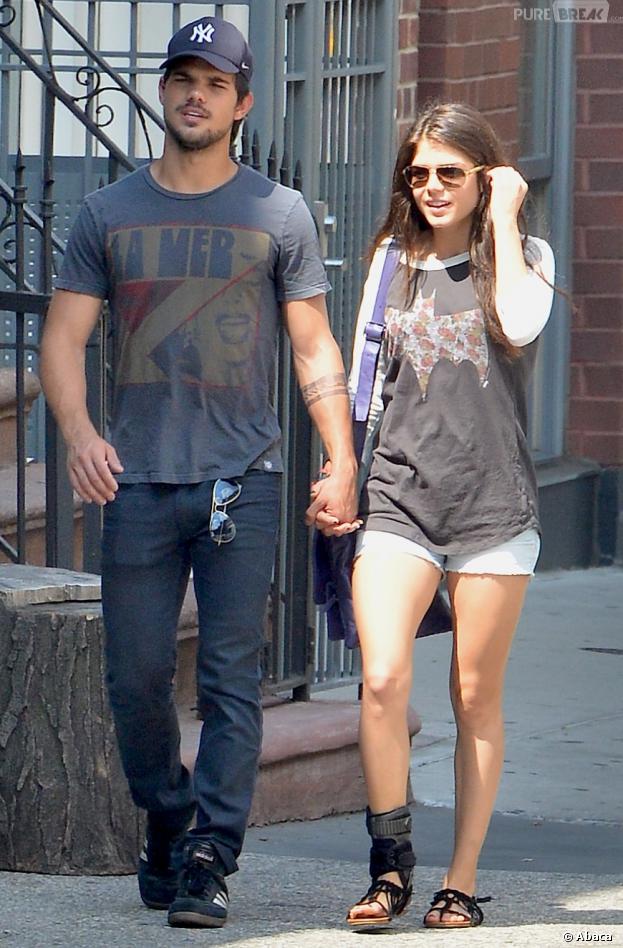 Taylor Lautner et Marie Avgeropoulos en couple : balade romantique à NY, le 29 juillet 2013