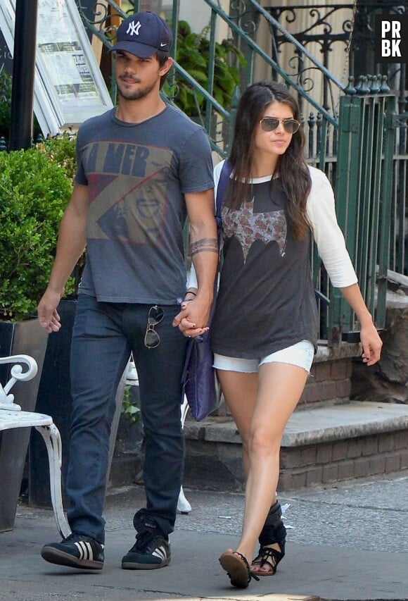 Taylor Lautner et Marie Avgeropoulos main dans la main, le 29 juillet 2013 à NY