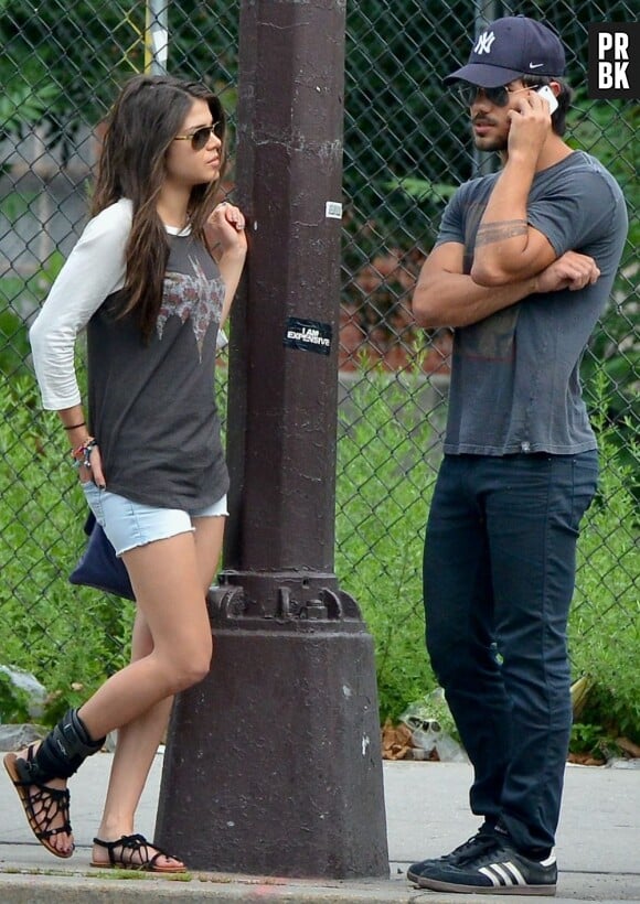Taylor Lautner et Marie Avgeropoulos à NY, le 29 juillet 2013
