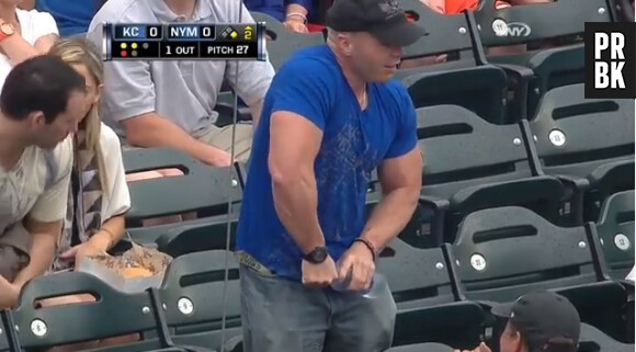 L'homme musclé se ridiculise pendant un match de baseball