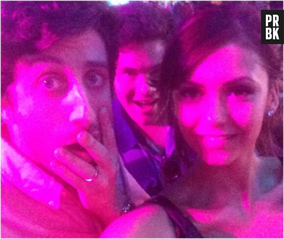 Nina Dobrev et Simon Helberg prennent la pose pendant les Teen Choice Awards 2013