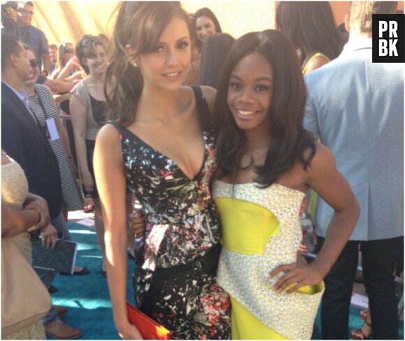 Nina Dobrev et la gymnaste Gabrielle Doug pendant les Teen Choice Awards 2013