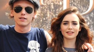 Lily Collins et Jamie Campbell Bower amis malgré la rupture : "Nous sommes très proches"