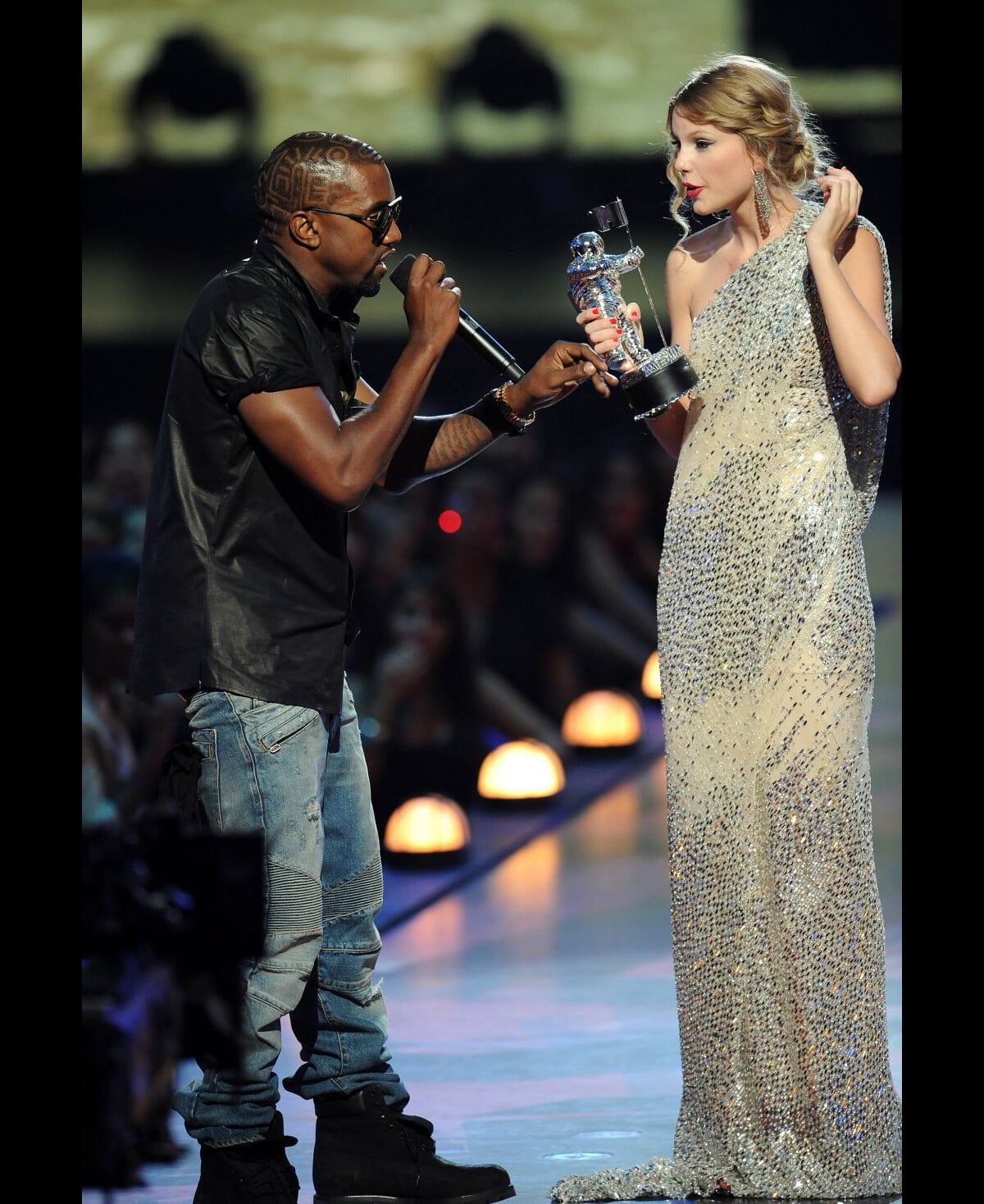 Photo Kanye West Interrompt Taylor Swift Aux MTV VMA Awards 2009 photo-kanye-west-interrompt-taylor-swift-aux-mtv-vma-awards-2009