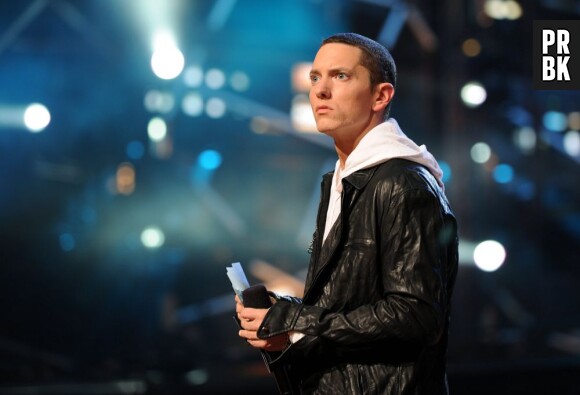 Eminem accueille ses fans sur sa page Instagram avec des doigts d'honneur.