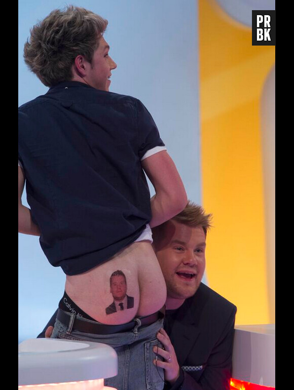 Niall Horan montre ses fesses et son tatouage à la télévision
