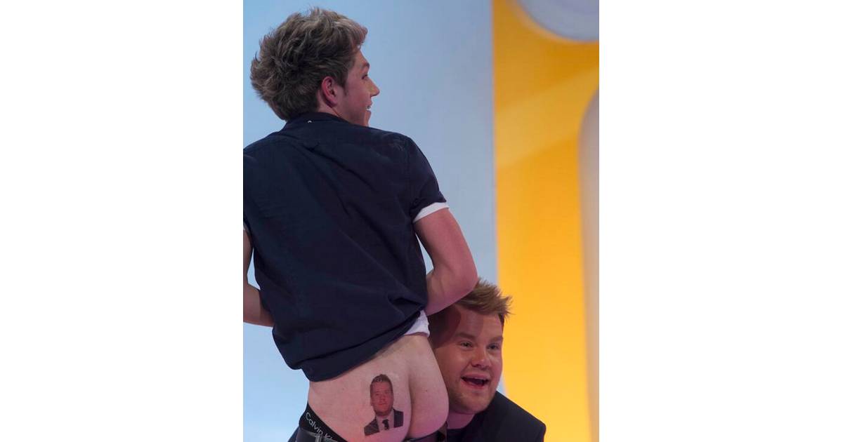 PHOTOS - Niall Horan montre ses fesses et son tatouage à la télévision.