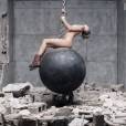 Miley Cyrus - Wrecking Ball, le clip provoc extrait de l'album "Bangerz"