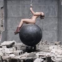 Miley Cyrus : Wrecking Ball, le clip avec des grosses boules