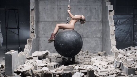 Miley Cyrus : Wrecking Ball, le clip avec des grosses boules