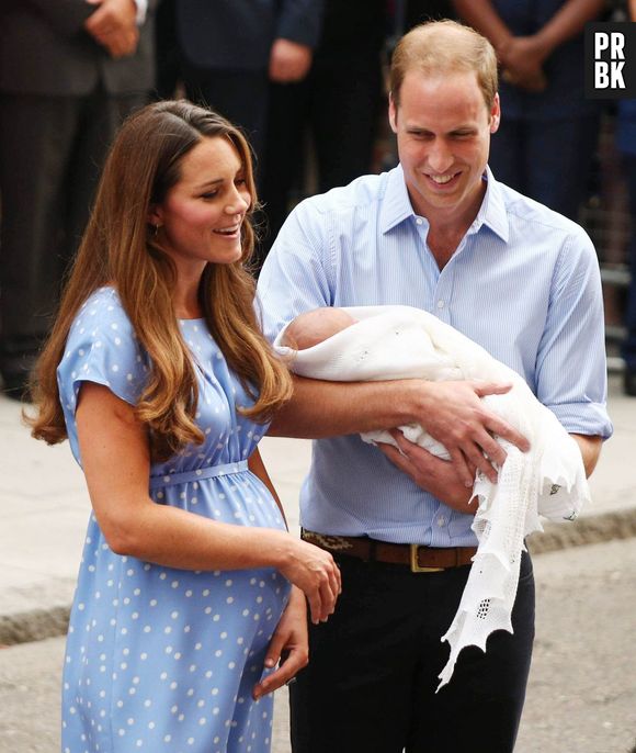 Kate Middleton et le Prince William présentent le bébé royal le 23 juillet 2013 devant l'hôpital St Mary's de Londres