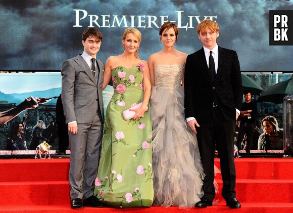 J.K. Rowling entourée des acteurs d'Harry Potter