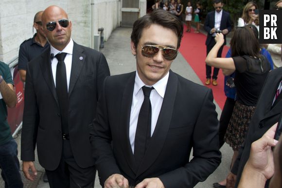 James Franco se moque des rumeurs sur son homosexualité avec une photo de lui embrassant un garçon