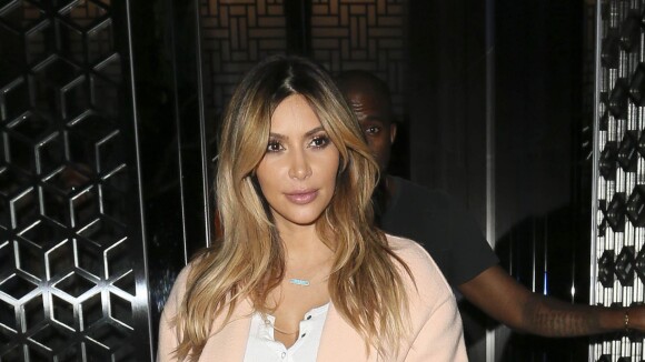 Kim Kardashian : blonde et classe (!) pour un dîner avec Kanye West